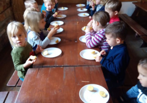 dzieci jedzą