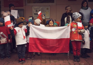 Dzieci trzymają flagę biało-czerwoną